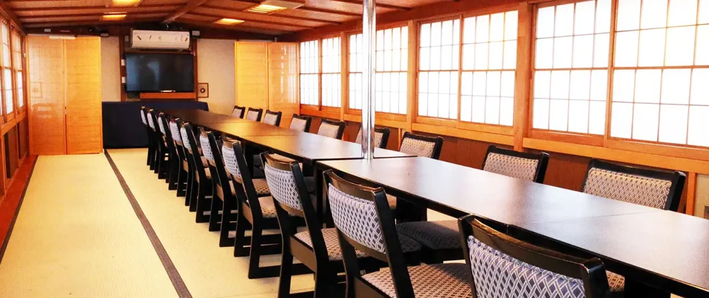 落ち着いた屋形船の船内