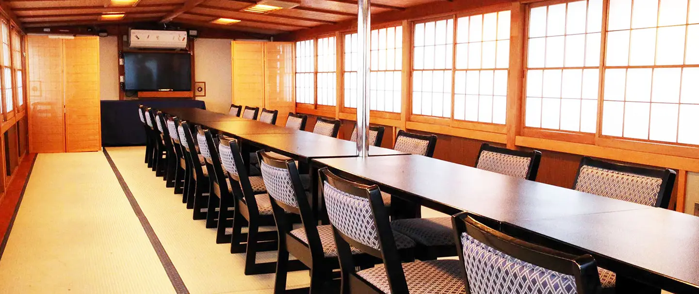 和モダンな椅子テーブル席