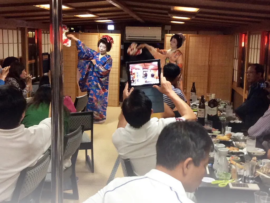 屋形船宴会の様子